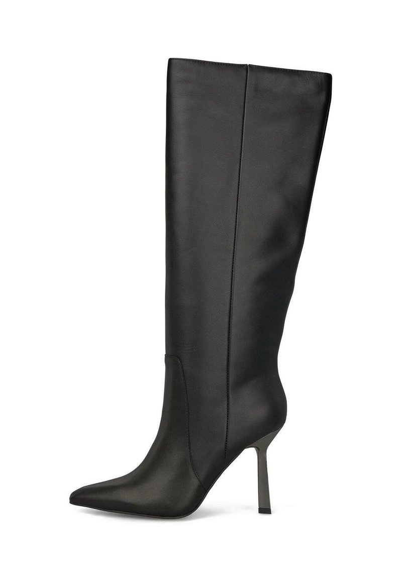 Stivale nero fino al ginocchio realizzato in pelle liscia con punta affusolata e sottile tacco alto. Presenta un design elegante e aderente con cuciture minime.