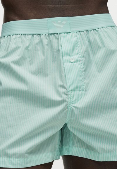 Ανδρικά μπόξερ σορτς ανοιχτού πράσινου με ρίγες, κλείσιμο με κουμπιά και ελαστική μέση με διακριτικό λογότυπο.