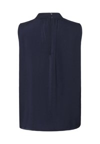 Blusa senza maniche blu navy con colletto alto, chiusura con un singolo bottone sul retro e tessuto morbido drappeggiato. Texture liscia e vestibilità informale.