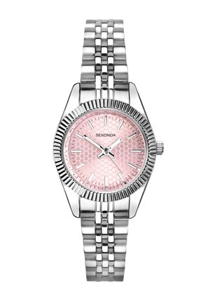 Montre bracelet en métal argenté avec un cadran texturé rose à motif nid d'abeille, des index argentés, ainsi que des aiguilles des heures, des minutes et des secondes.