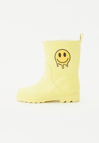 Cizmă de ploaie galbenă din cauciuc, cu un design cu emoji zâmbitor pe lateral, talpă texturată și un tab de tragere pe spate pentru o îmbrăcare ușoară.