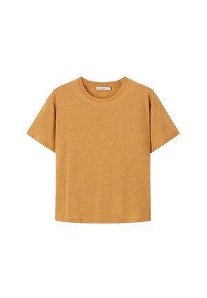 Mosterdgele T-shirt met korte mouwen en ronde hals, rechte zoom en minimale stikseldetails op een witte achtergrond.