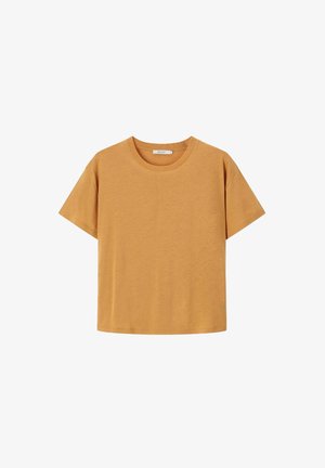 T-shirt jaune moutarde à manches courtes, col rond, ourlet droit et détails de couture minimaux sur fond blanc.