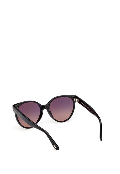 Svart kattögon solglasögon med gradient lila linser och blank yta. Har slanka bågar med subtila silverdetaljer.