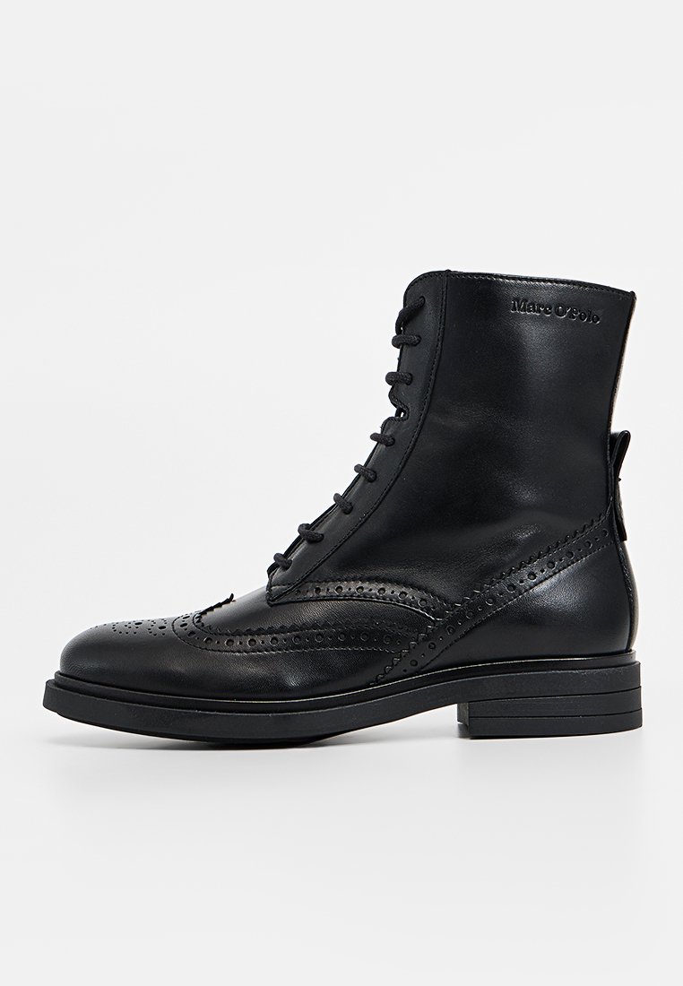 Schwarze Lederstiefelette mit Brogue-Design, Schnürung, dekorativen Durchbrüchen und niedrigem Blockabsatz. Matte Oberfläche.