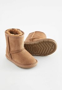 Pruuni naha ankle saapad pehme karvase voodriga, millel on kummist tald, millel on sakiline muster ja külgedel tikandi detailid.