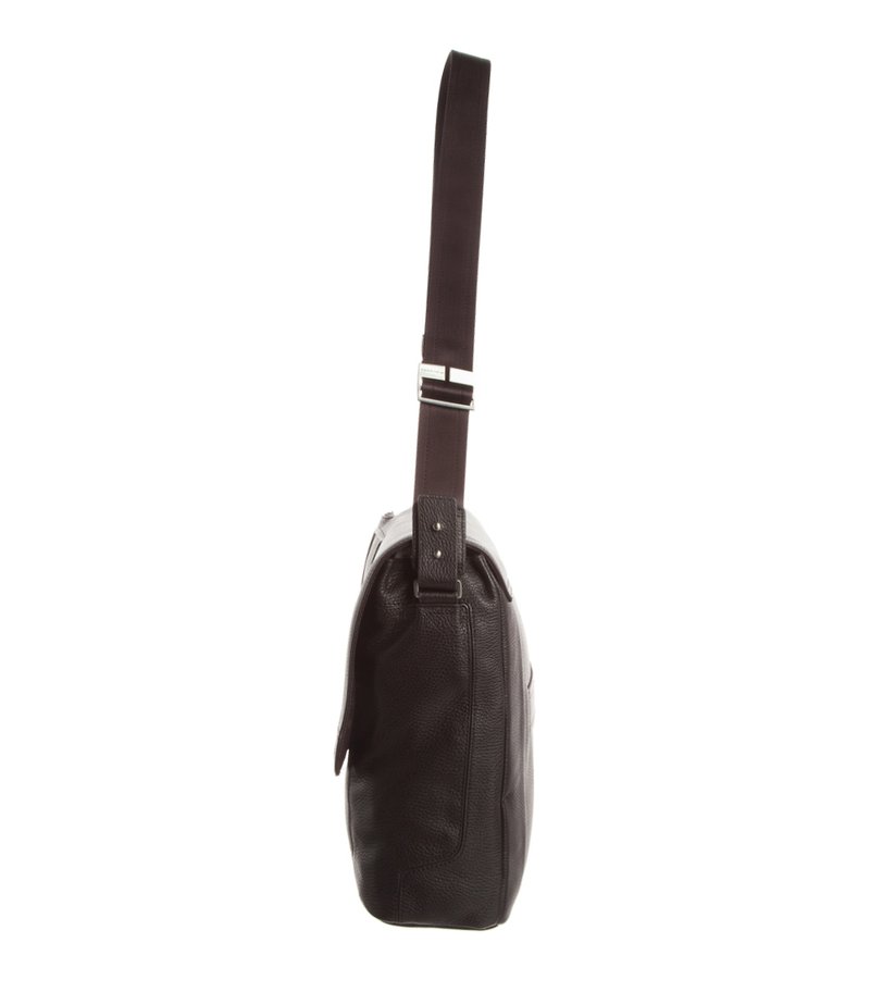 Borsa a tracolla nera in pelle con una superficie testurizzata, tracolla regolabile marrone scuro e una chiusura a patta singola sul davanti.