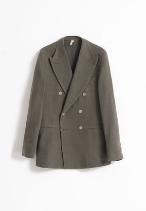 Blazer verde oliva de doble botonadura con solapas de pico, seis botones, dos bolsillos frontales y un bolsillo en el pecho, mostrado sobre un fondo blanco.