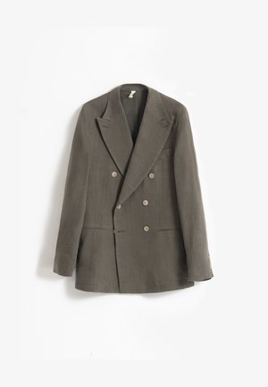 Blazer verde oliva de doble botonadura con solapas de pico, seis botones, dos bolsillos frontales y un bolsillo en el pecho, mostrado sobre un fondo blanco.