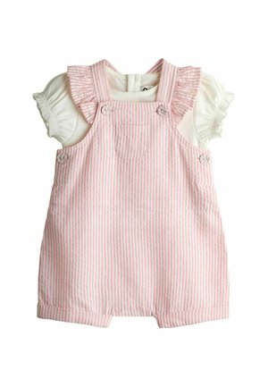 Rózsaszín és fehér csíkos kisgyermek overál fodros pántokkal, gombokkal, valamint hozzávarrt, rövid ujjú fehér inggel, amely puffos ujjas.