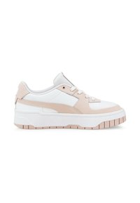 Sneakers albe și roz pal cu un superior texturat, șireturi plate și o talpă groasă albă, având un vârf și un toc nervurat pentru aderență.