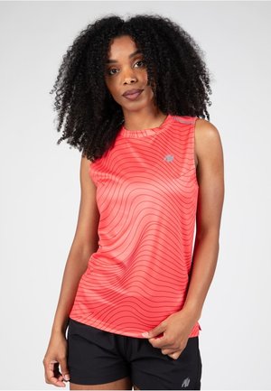 Rode mouwloze sporttop met golfpatroon, gladde textuur en een logo-accent. In combinatie met zwarte shorts, wat een aangesloten look presenteert.