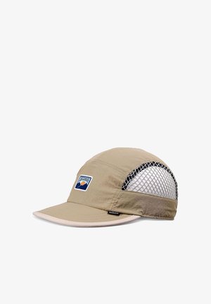 Beige Outdoor-Kappe mit Mesh-Seitenteilen, gebogenem Schirm und einem Berglogo-Patch vorne.