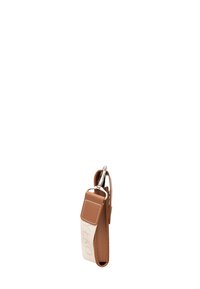 Brun læder nøgleholder med en tekstureret overflade, der har et lys beige bånd og hardware i sølvmetal.
