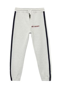 Pantalones de chándal grises con cintura elástica, rayas laterales en azul marino y texto "PREPÁRATE" en el frente. Confeccionados de un tejido suave, presentan un diseño de pierna ajustada.