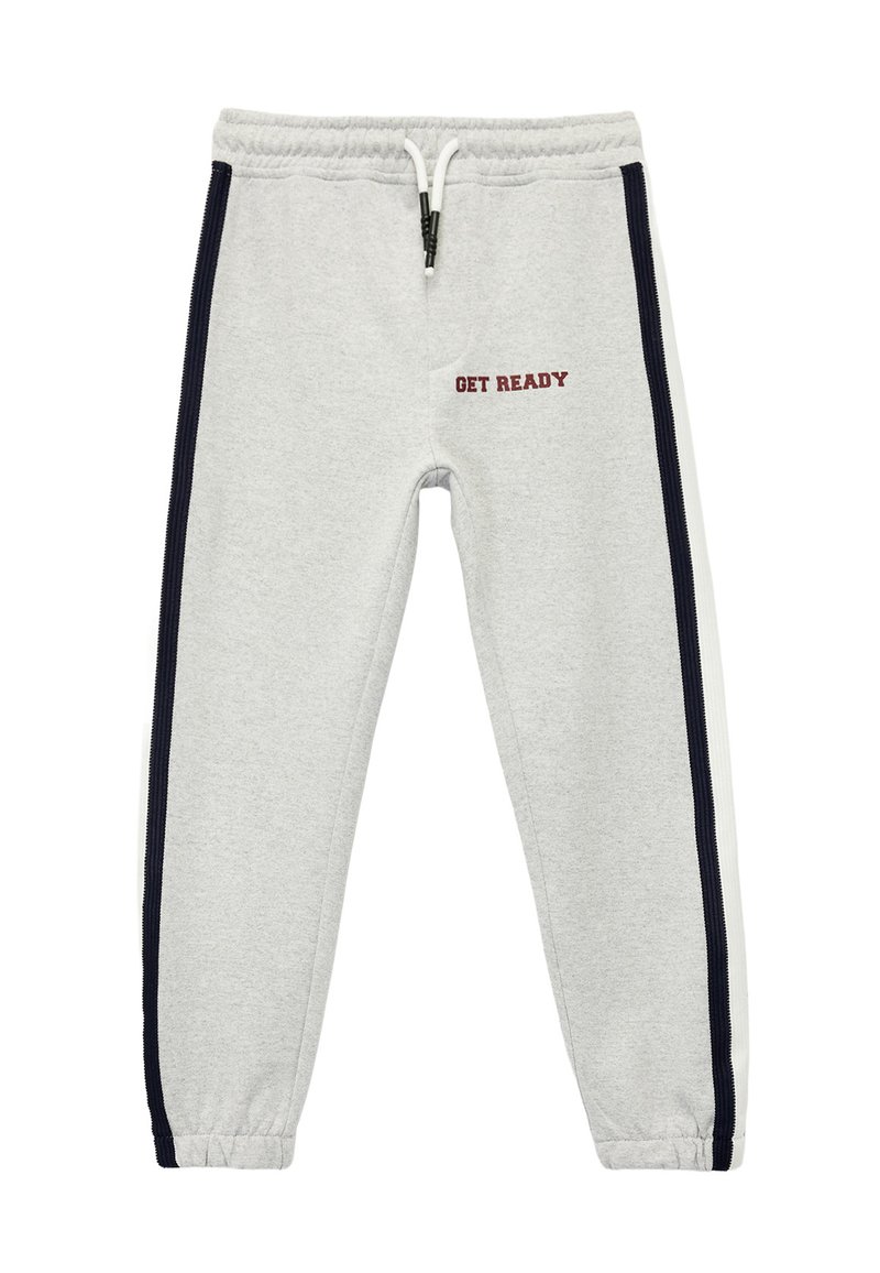 Pantalones de chándal grises con cintura elástica, rayas laterales en azul marino y texto "PREPÁRATE" en el frente. Confeccionados de un tejido suave, presentan un diseño de pierna ajustada.
