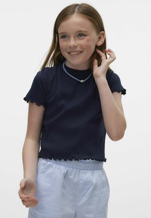 Top de manga corta de canalé en color marino con dobladillo con volantes, combinado con pantalones cortos a rayas en azul claro y blanco. Presenta un cuello redondo y una textura mínima.