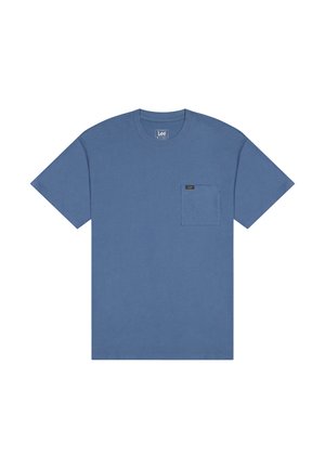 Blaues T-Shirt mit kurzen Ärmeln und Rundhalsausschnitt, mit einer linken Brusttasche, die ein kleines Lee-Markenetikett trägt.