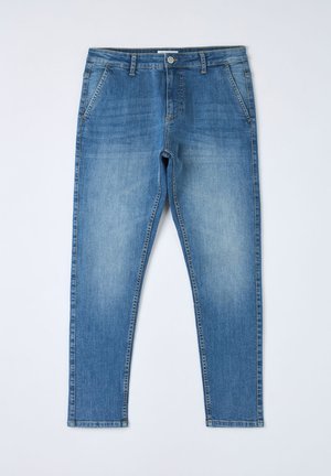 Jeans in denim blu chiaro con vestibilità slim, dotati di cinque tasche e chiusura con bottone metallico. Dettagli sbiaditi lungo le cosce e le ginocchia.