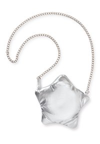 Srebrna torebka na ramię w kształcie gwiazdy wykonana z metalicznej tkaniny o gładkiej fakturze, z srebrnym łańcuszkiem i minimalistycznymi zdobieniami.