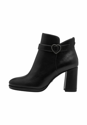 Schwarze Leder-Ankle-Boots mit einer herzförmigen Metall-Schnalle, hohem Blockabsatz, runder Zehenform und glatter Oberflächenstruktur.