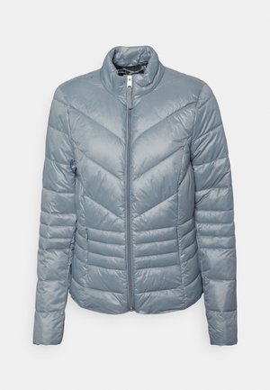 Løs, lyseblå jakke med høj krave, der har et chevron quiltemønster og lynlås foran. Lavet af glat, skinnende stof.