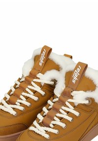 Bruine hoge sneakers met een zachte witte imitatiebonten voering, dikke crèmekleurige veters en gestructureerde accenten op de leren bovenkant.