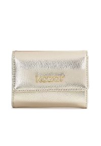 Metalni zlatni denarnica z teksturirano površino, s toplotno vtisnjenim logotipom "kazar" v zlati barvi. Kompaktna pravokotna zasnova z zapiranjem na zavihek.