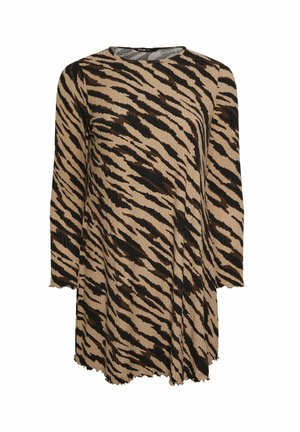 Langærmet kjole i beige med et sort tigerstribemønster, der har en rund halsudskæring og en uensartet kant med en tekstureret stof.