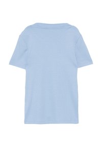 Camiseta de manga corta de color azul claro, con un cuello redondo. La tela tiene un patrón texturizado y un corte relajado. Vista trasera mostrada.