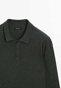 Mørkegrøn, ribbet strikket polo skjorte med tre sorte knapper og krave, mærket Massimo Dutti, lagt fladt på en hvid baggrund.