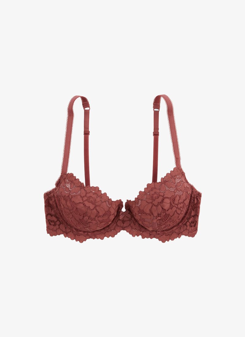 Soutien-gorge en dentelle de couleur rouge profond, avec soutien-gorge à armature, bords festonnés et bretelles réglables, présentant une texture douce et un motif floral.