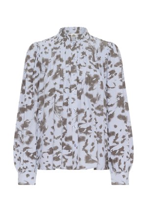 Lichtblauwe blouse met abstract bruin spetterpatroon, hoge kraag, knoopsluiting en geplooide details op de mouwen en voorkant.