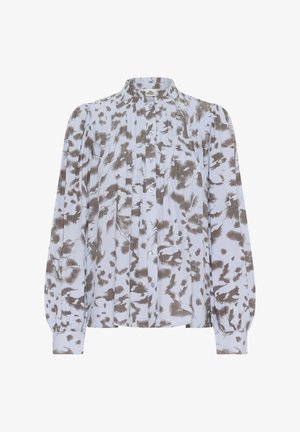 Blusa azul claro con patrón de manchas abstractas en marrón, cuello alto, cierre de botones y detalles plisados en las mangas y el frontal.