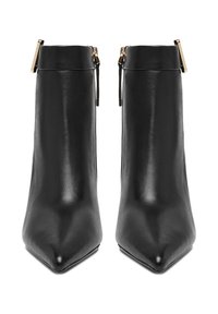 Musthave musta nahast pahkluu saapad terava varbaga ja kuldsete tõmblukkudega ülemisel osal, vaadatuna eestpoolt.