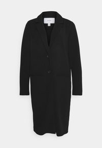 Czarny longline blazer wykonany z miękkiego materiału, z wykładanym kołnierzem, dwoma przednimi kieszeniami i zapięciem na jeden guzik.