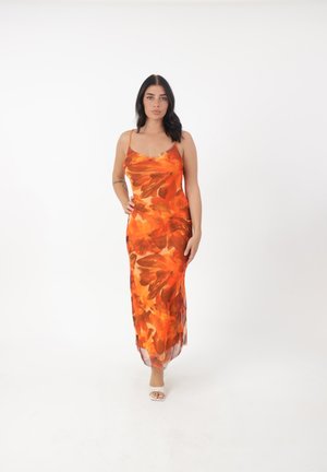 Abito maxi con spalline sottili, caratterizzato da un motivo floreale in tonalità di arancione e marrone, realizzato in un tessuto leggero e fluente.