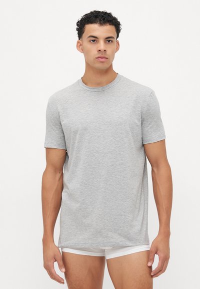 Graues Baumwoll-T-Shirt mit kurzen Ärmeln, Rundhalsausschnitt und lockerer Passform. Glatte Textur mit minimalen Nähten für zusätzlichen Komfort.