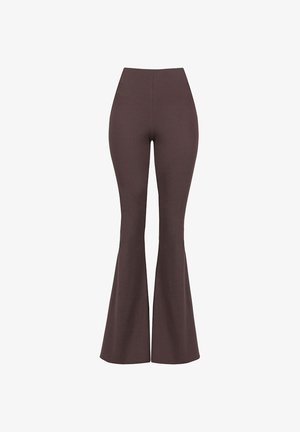 Spodnie z wysokim stanem, ciemnobrązowe, rozkloszowane, z dopasowaną górną częścią i szerokimi nogawkami, prezentowane na białym tle.