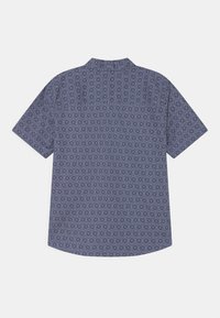 Camisa de manga corta con botones en azul oscuro con un patrón floral. Tela ligera, cuello estándar y dobladillo curvado.