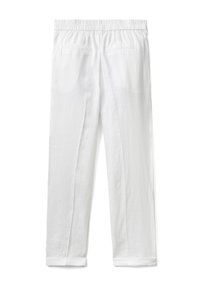 Białe lniane spodnie z elastycznym pasem, dwiema tylnymi kieszeniami i podwiniętymi nogawkami. Prosty design z gładką, lekką teksturą.