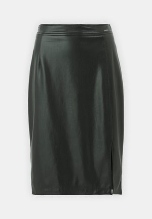 Mustast nahast pliiatsseelik kõrge vöökohaga, külgsuune lõhe ja sile tekstuur, mõeldud sobiva silueti saavutamiseks.