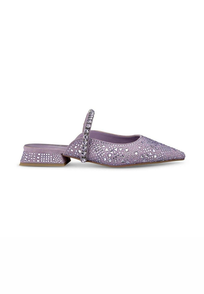 Fioletowe buty wsuwane na niskim obcasie z dekoracyjnymi cyrkoniami i szpiczastym noskiem. Gładka faktura z ozdobami.