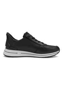 Zapatilla deportiva de cuero negro con suela acolchada blanca y cordones delanteros, mostrada de lado sobre un fondo blanco.
