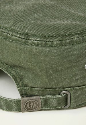 Olivgrüne Mütze aus strukturiertem Stoff mit abgesteppten Details und einem Metallanhänger mit Logo am verstellbaren Riemen auf der Rückseite.