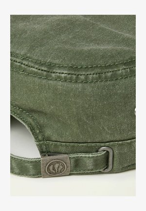 Casquette vert olive en tissu texturé, avec des détails cousus et une étiquette en métal portant un logo sur la sangle ajustable à l'arrière.