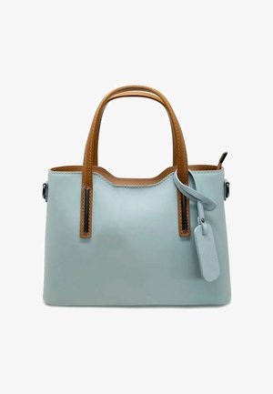 Jasnoniebieska skórzana torebka z jasnobrązowymi skórzanymi uchwytami, prostokątna forma, detal szycia wewnętrznego, zdejmowana metka i elegancki design.