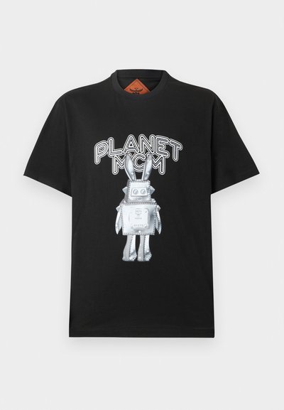 Crna pamučna majica sa srebrnim robotom dugih ušiju i hrabrim natpisom "PLANET MCM" iznad, prikazuje grafički dizajn na jednostavnom kroju.