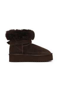 Braune Wildleder-Ankelstiefel mit plüschigem Futterkragen, schnürlosen Design und einer dicken, strukturierten Sohle. Mit einem Seitenriemen für einen sicheren Sitz.