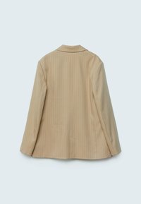 Blazer beige a righe con maniche lunghe, colletto e una singola apertura posteriore. Tessuto morbido, vestibilità su misura e design minimalista.